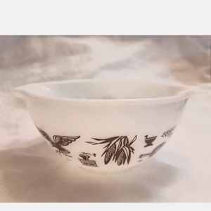 Vintage Pyrex Early American 1-1/2 Pint Cinderella Nesting Bowl White and Brown